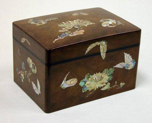 Les plus belles œuvres des artisans japonais.Boîte en laque : bois avec incrustation de nacre - Dime