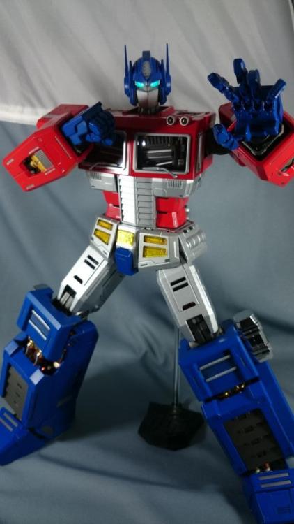 aeonmagnus:  Ultimetal Optimus Prime, in-hand.