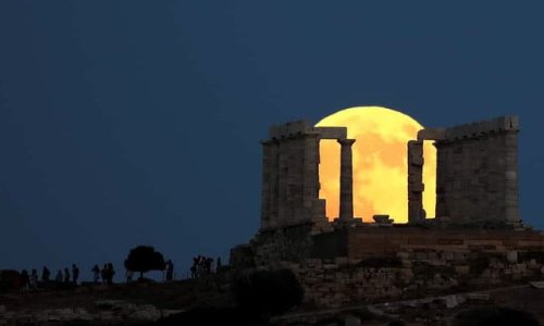 god-of-earthquakes:The super blood moon rising behind the temple of Poseidon, Athens, Greece.