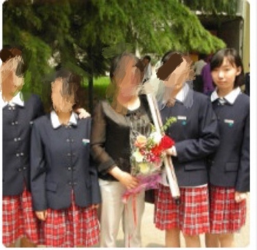 lrslut: lovelsslut: 北京交通大学的easy girl李硕 出国遇到洋屌就忍不住了 和老外玩儿过3p也玩儿过双飞 平时很喜欢装清纯 遇到可不要错过 骚货的毕业照怎么能错过，毕竟是被操