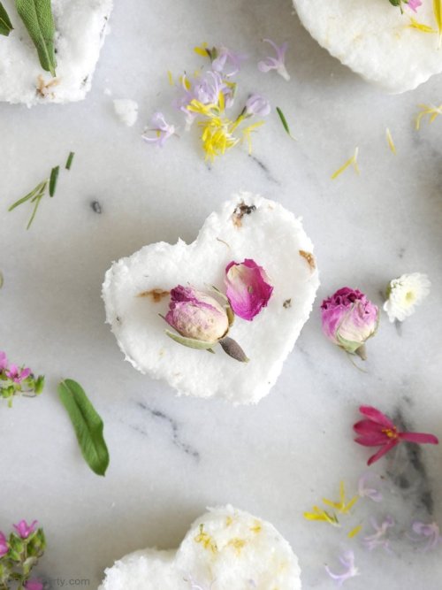  DIY Scented Bath BombsWe’re starting our week with a super fun and gorgeously fragrant DIY.