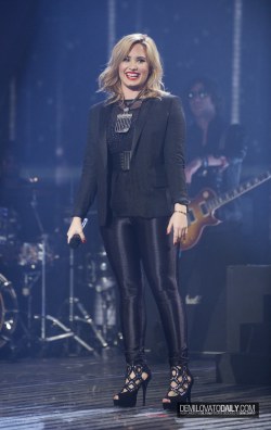 dlovato-news:  (more) Demi performin on Britain’s