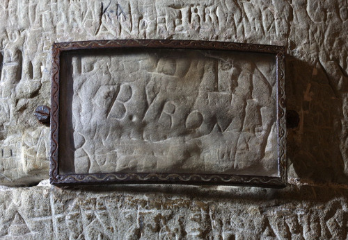 Lord Byron&rsquo;s carved signature in the dungeon of the Château de Chillon, 1816. 