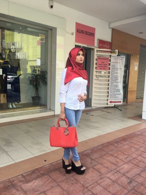 largestgirlscolection: largestgirlscolection:largestgirlscolection:socialisthotgirls:farhanafarah:fa