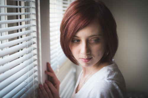 geoffmartinphotography:  A Rose in her new home - window light http://dtrosegavin.tumblr.com  