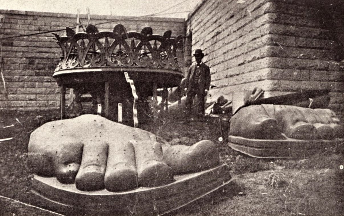 Les pieds de la Statue de la Liberté en 1885. Feet of the Statue of Liberty arrive