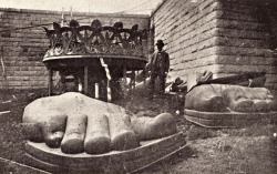 Les pieds de la Statue de la Liberté en 1885. Feet of the Statue of Liberty arrive on Liberty Island, 1885.