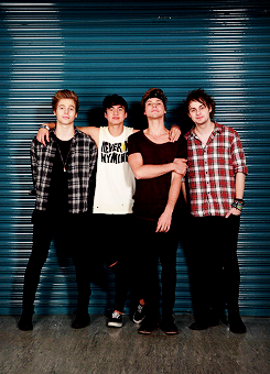 fivesource:  5 Seconds of Summer pose during