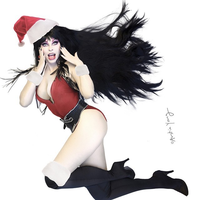 elvira-macabre:  austinyoung:  #merrychristmas #elviramistressofthedark pin-up by