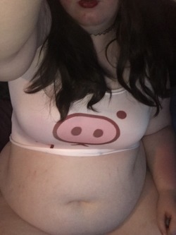 gretelthefeedee:  One size fits all pig top = bra cover