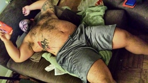 thickplumber:  I present you my Top10 Sofa Bears. Damn I love bears when they are lazy! 