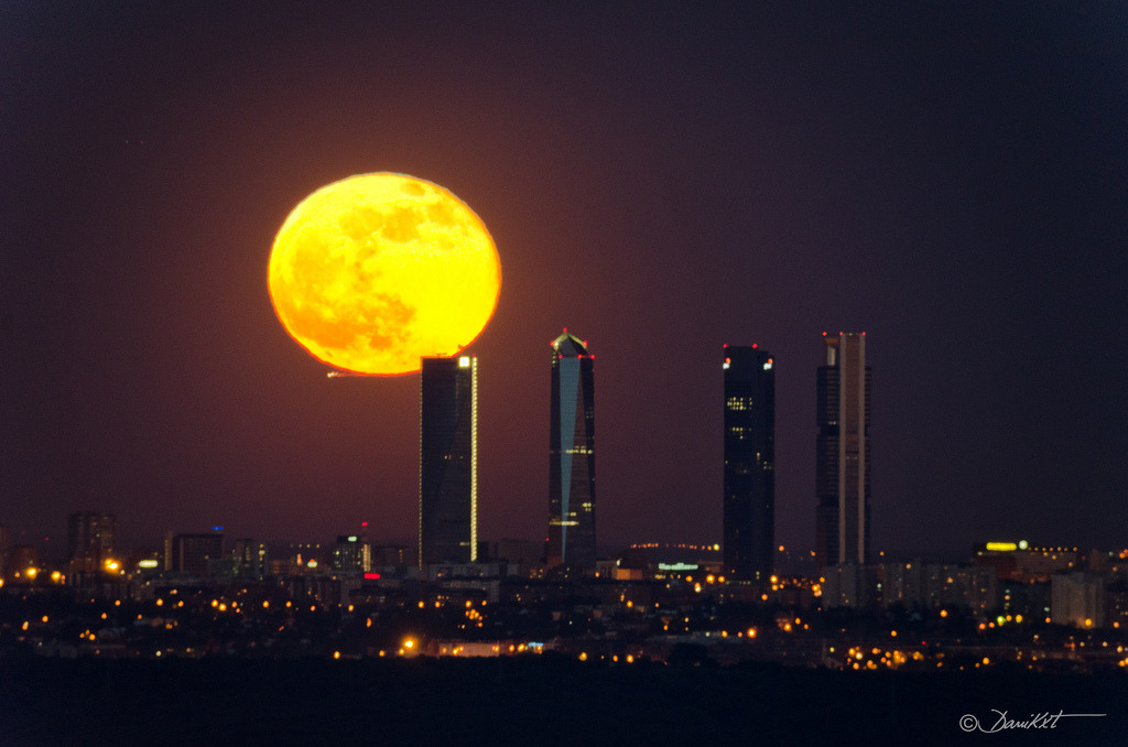 ikenbot:  Moon over Madrid Tower — © Dani Caxete