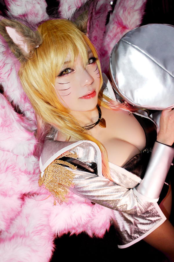 cosplay-fanatic:  Popstar Ahri by Ekiholic Source