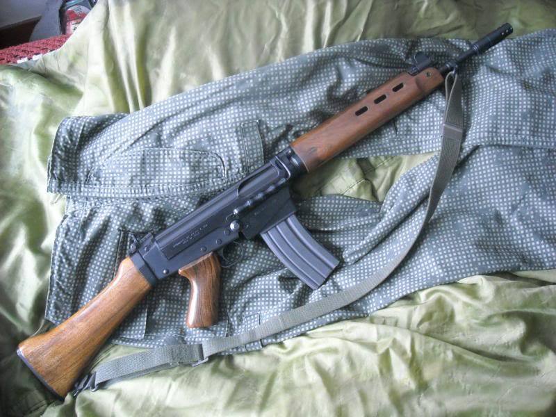 cerebralzero:    gunrunnerhell:  SAR-4800 A seldom seen FAL variant that was imported