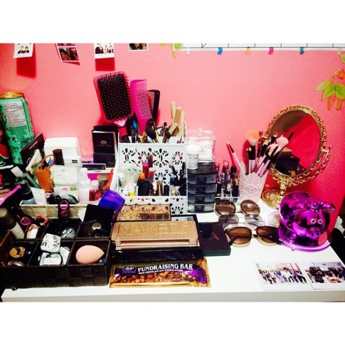 Ended up cleaning/organizing my &ldquo;makeup station&rdquo; because I really don&rsquo;t want to st