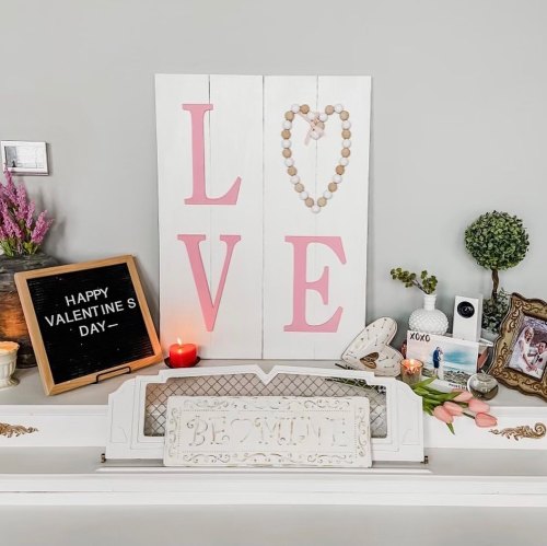 Don’t you just “love” this sign? Meghan @rainbootsandrenovations is at it again with her beautiful s