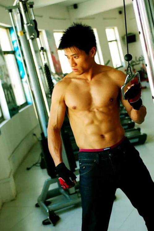 surfsurf69:  chinesegaypic:  大陆某健身教练  讚 