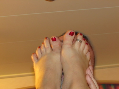 herhappyhubby:I seriously can’t get enough of smelling under my wife’s toes as I kiss he