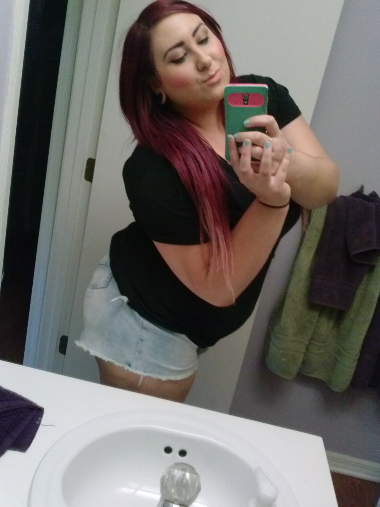 unapologeticwhore:  ~~~vain selfie princess~~~