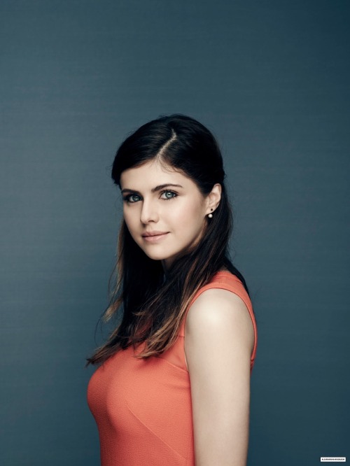 classybrocom: Alexandra Daddario Via: www.classybro.com/