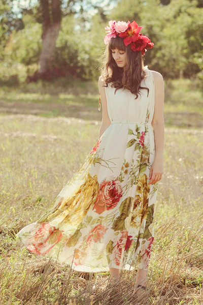    Blogger Maddinka in a floral ensemble that has us dreaming of summer! (via Chictopia)