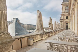 parisbeautiful:  Estatuas en el balcón by Juanedc on Flickr. 
