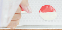 ryeou:  how to: 「pokeball macarons」 