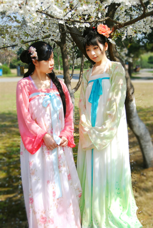 ;D Chinese girls wearing hanfu of Tang dynasty style. Photos by Qinghuige(清辉阁). This is breathtaking