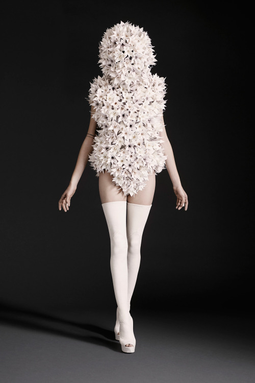 sailorsativa:  highfashionhautecouture:  Gareth Pugh Spring RTW 2015   look @ this