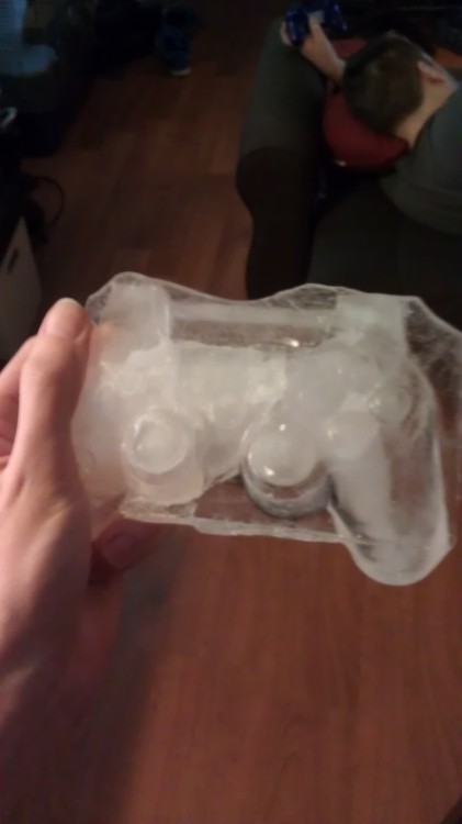 notrooponpatrol:  yesterday avery got a new ps3 controller and was like “wow i want to see if we can make an ice controller with the mold it came in” so thats exactly what we did