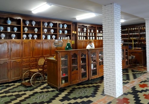 Tournai (Wallonie) - le Musée du Folklore tournaisien. Reconstitution d’une salle d’école et d’une p