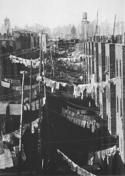 vintagemarlene:  laundry, new york city, 1934 (via www.vintag.es)