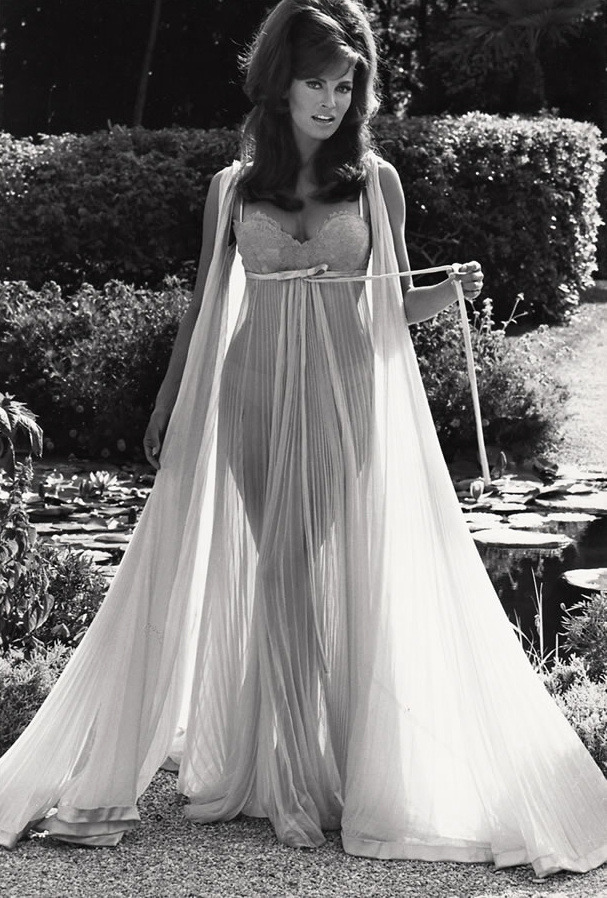 starsensuelles:  Raquel Welch par Pierluigi Praturlon, 1968. 
