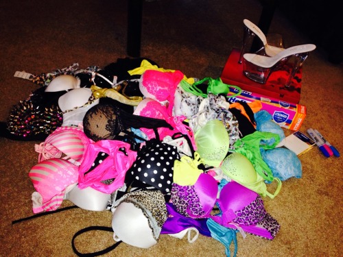 sissydonna: i-want-to-be-a-girl: onlystrippershoes:kimiknoxxx:An organized stripper is a happy strip
