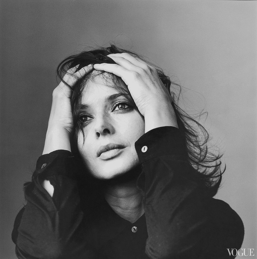 thefashioncomplex:  Isabella Rossellini photographed by Irving Penn for Vogue June