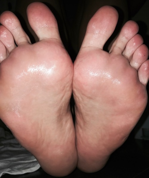 pornumblr4feet: Oily soles for you! Have fun!!