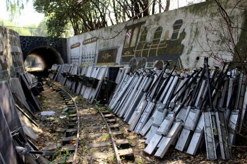 abandonedandurbex:Abandoned tunnel, part of train ride at Mexico City Source: https://imgur.com/2JHR