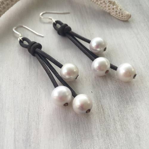 Leather freshwater pearl earrings **TO BUY CLICK ON LINK IN MY BIO #jewelry #pearls #pearlsonleather