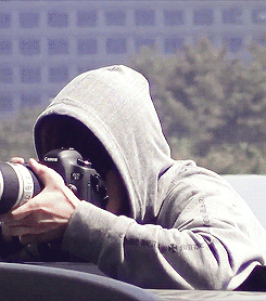 demaglia:Sneaky Myungsoo trying to take pictures of fans then hiding