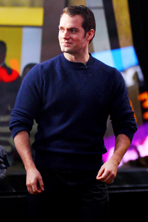amancanfly:  Henry Cavill on Good Morning America, New York, 14th March 2016. Images via HenryCavillBr. 
