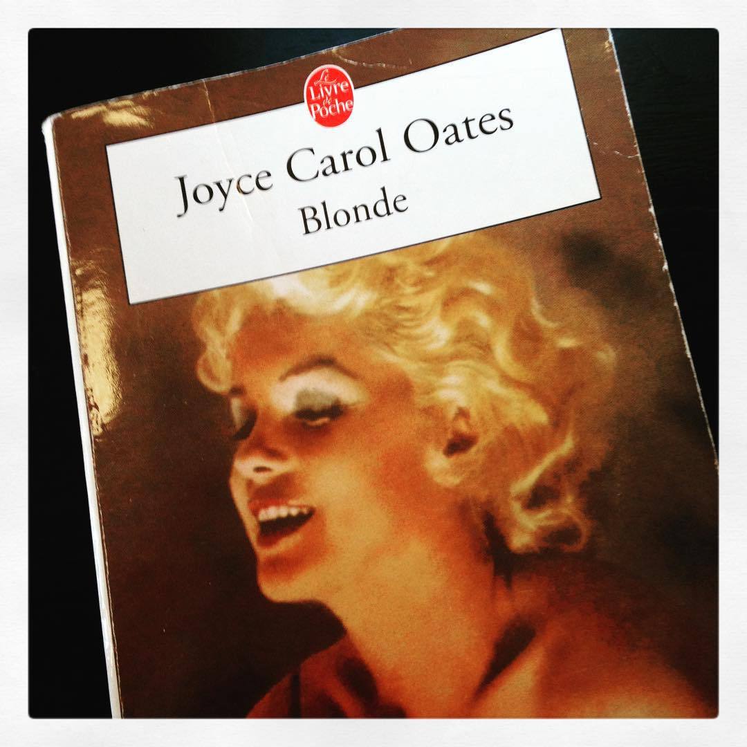 Commencé à lire Blonde hier. Le 2 août 1962, Joyce Carol Oates raconte comment la Mort vint frapper à la porte de l'hacienda de Marilyn Monroe, entrouverte comme son décolleté.