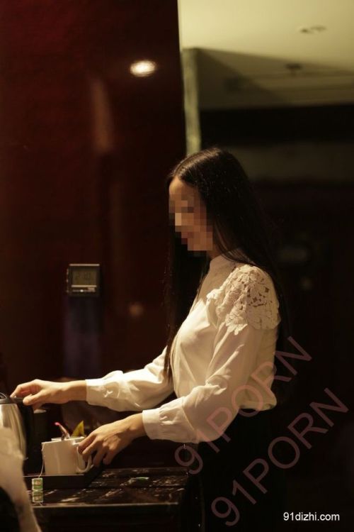jingguanqibian:  骚妻酒店随拍 湖北黄石  我们是湖北黄石夫妻，大家多多回复骚妻会看的，不能来黄石的就不要加我免的浪费大家时间，屌丝请不要加。  更多最新、最精品的真实原创自拍、露出作