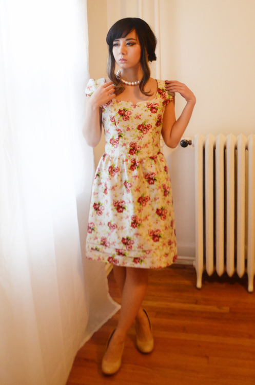 rosesdress: A mon avis アモナヴィーnecklace: Tralala トゥララshoes: Esperanza