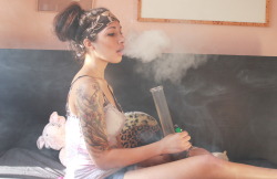 ogdannykush:  reeferkitten:  sesh.  Beautiful 