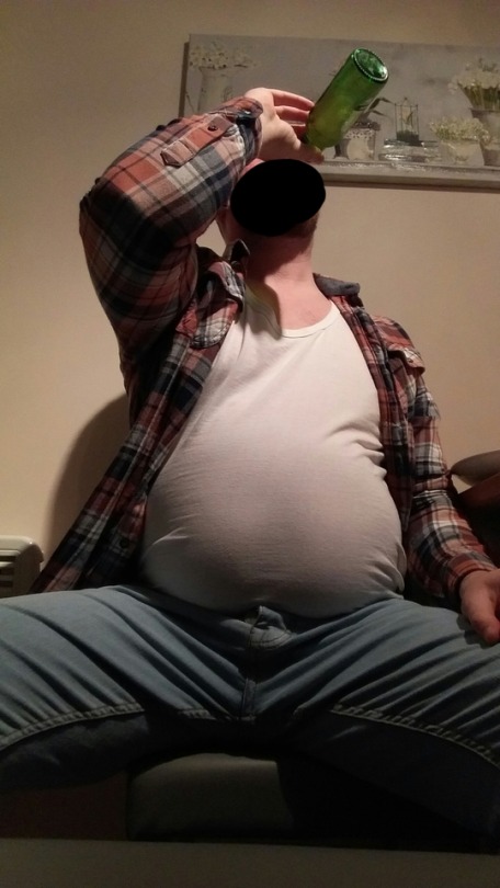 greggystuff:  growingexjock1986: Being a lazy beer swlling glutton  Oh wow ! You are so hot when you are being such a glutton….keep chugging that beer, and watch your ball belly grow before your very eyes.