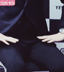 yeollovemebaek: chanyeol’s way of clapping 