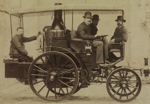 Albert de Dion, Georges Bouton et C.-A. Trépardoux dans une automobile à vapeur.Photographie.Auteur 
