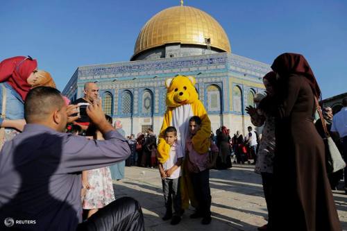 mlwkhya: 1st photo:  Young Kosovo Muslims take part in a prayer during a celebration of Eid al-