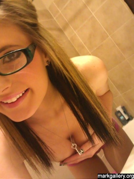 sexyteensparadise:  Perfect smile &amp; handbra http://ift.tt/12xveUL