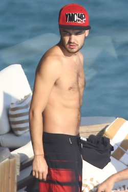 shirtlessmalecelebs:  Liam Payne